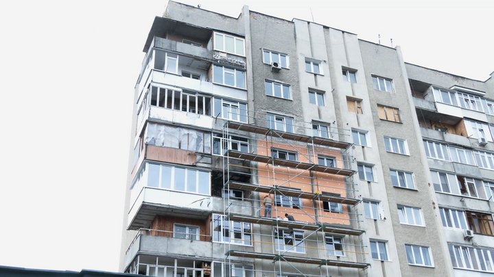 У Франківську завершують ремонт будинку на Коновальця, куди влучив «шахед»