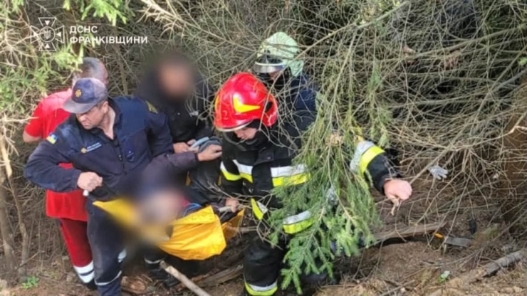 На Верховинщині легковик врізався в дерево