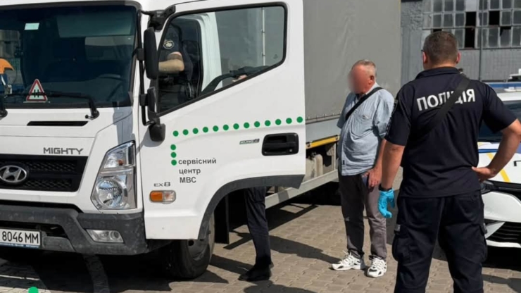 У Франківську чоловік за $100 хотів купити іспит з водіння