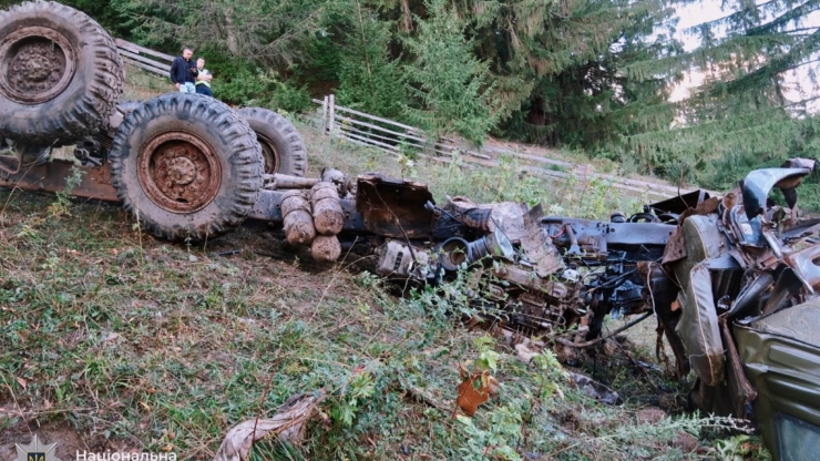 На Верховинщині КамАЗ із двома дітьми упав зі схилу, водій був п'яним