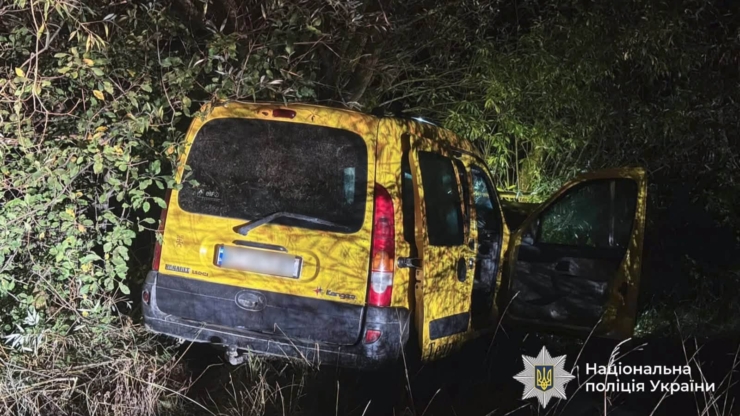 На Надвірнянщині водій Renault врізався в дерево і загинув