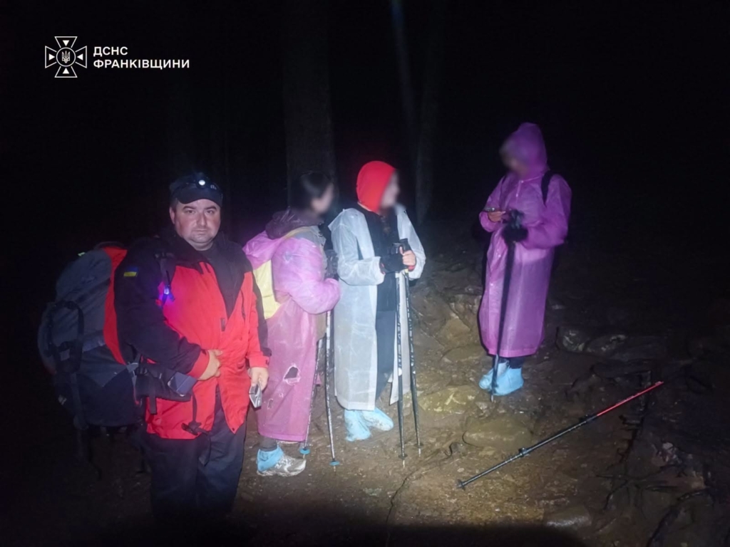На Прикарпатті 33 туристів не змогли спуститися з Говерли, допомогли рятувальники 2