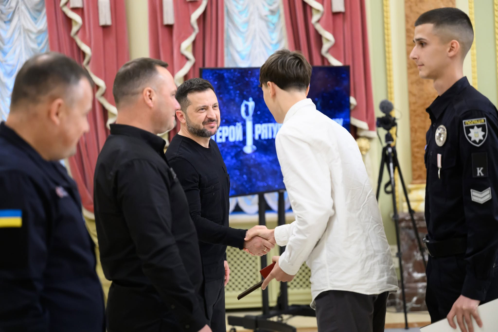 Президент нагородив прикарпатців, які в Коломиї витягнули з-під криги чотирьох дітей 2