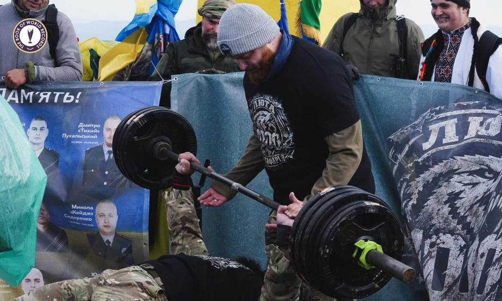 На Говерлі встановили світовий рекорд із командного жиму 3