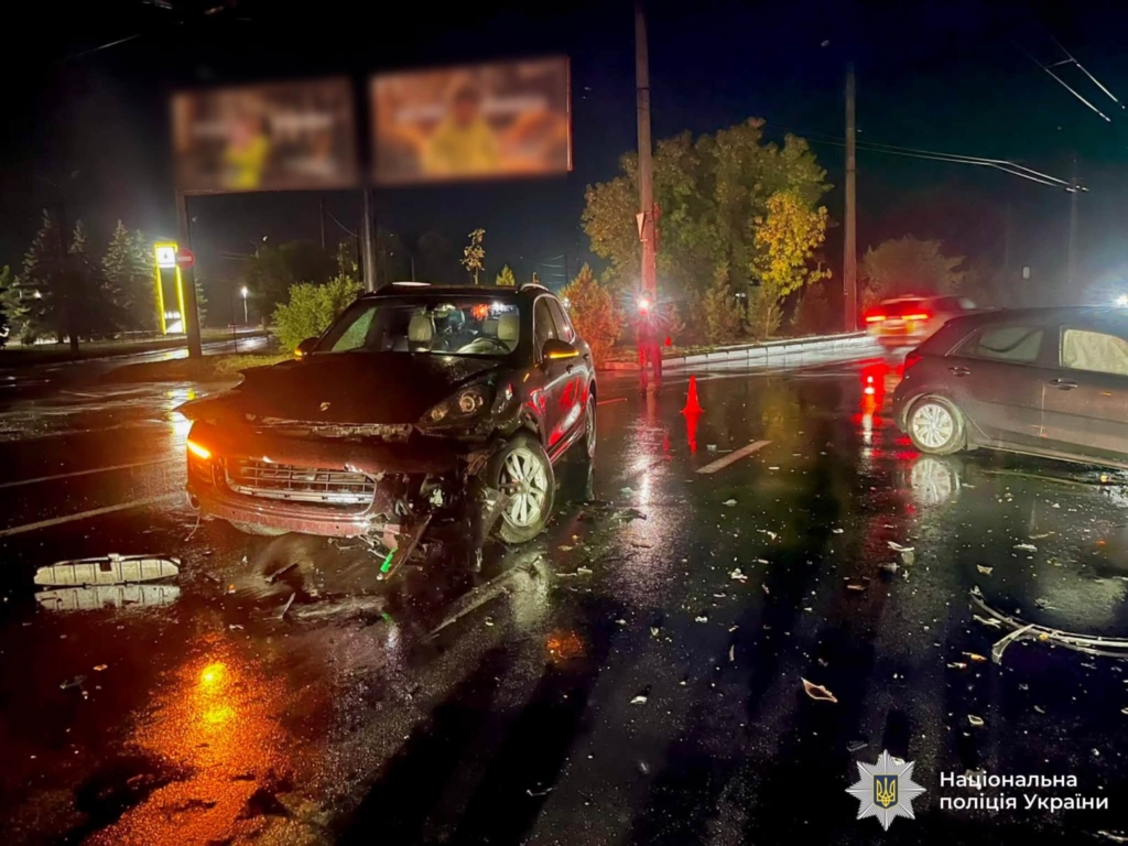 У Франківську 19-річна водійка Porsche зіткнулася з Kia – двох пасажирів госпіталізували 1