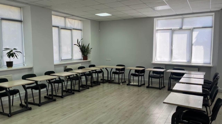 Долинська дитяча бібліотека отримала парти від нідерландців