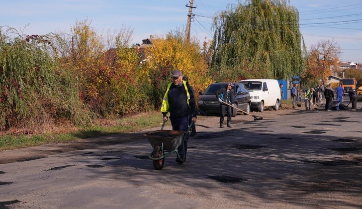 У Загвізді люди не дочекалися грошей з бюджету і самотужки латають ями на дорозі