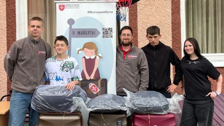 Валізи для нового життя отримали 32 випускники інтернатів на Прикарпатті