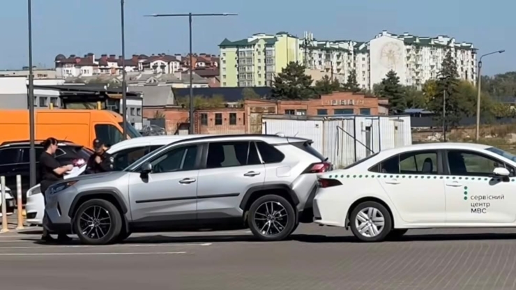 У Франківську оштрафували водійку, яка врізалась в екзаменаційний автомобіль сервісного центру