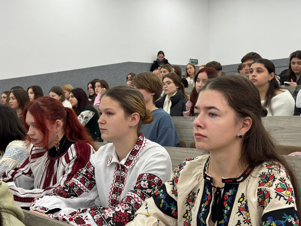 Студентки у вишиванках на Радіодиктанті національної єдності