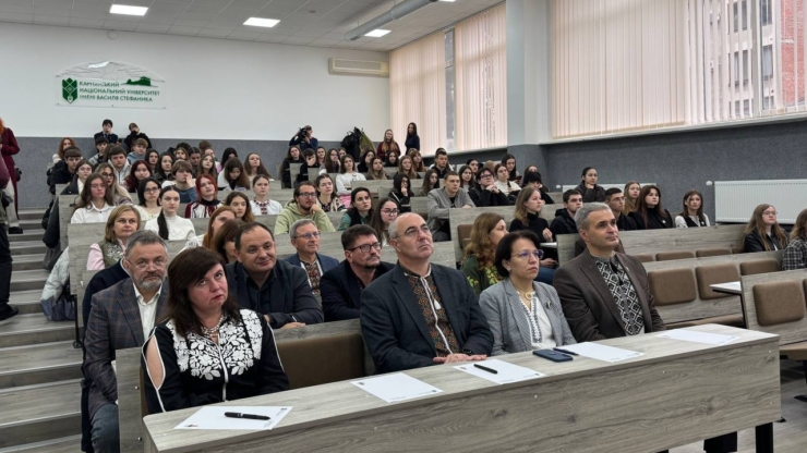 "Цього року було легше": як у Франківську писали Радіодиктант національної єдності. ФОТО