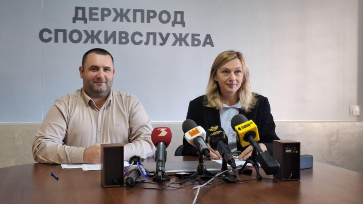 Продукти на підлозі та кишкова паличка: у 290 школах Прикарпаття виявили порушення
