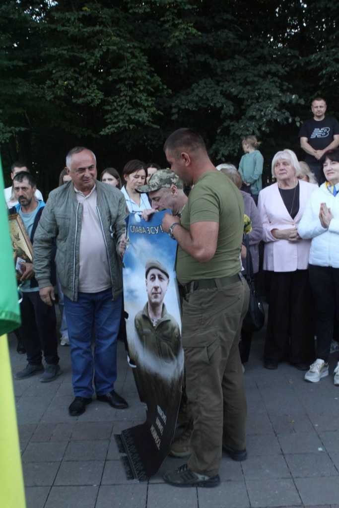 звільнений з полону захисник Ігор Стельмащук зняв свій банер з Алеї віри та надії