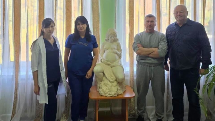 Військовий подарував пологовому в Калуші власноруч виготовлені скульптури