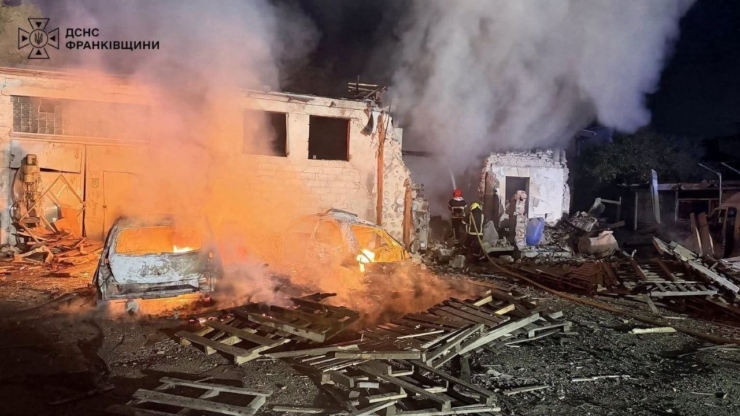 У Франківську рятувальники ліквідували пожежі, спричинені ворожим обстрілом