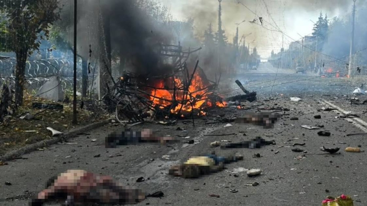 У Краматорську російські війська атакували рейсовий автобус: 12 загиблих та 14 поранених