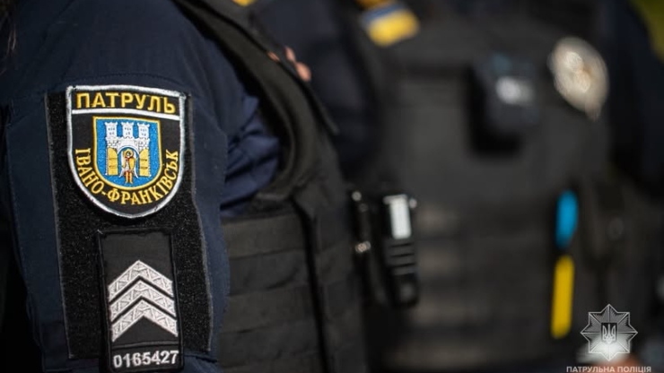 У Франківську двоє чоловіків пішли на грабіж із ножем заради парфумів за 800 гривень
