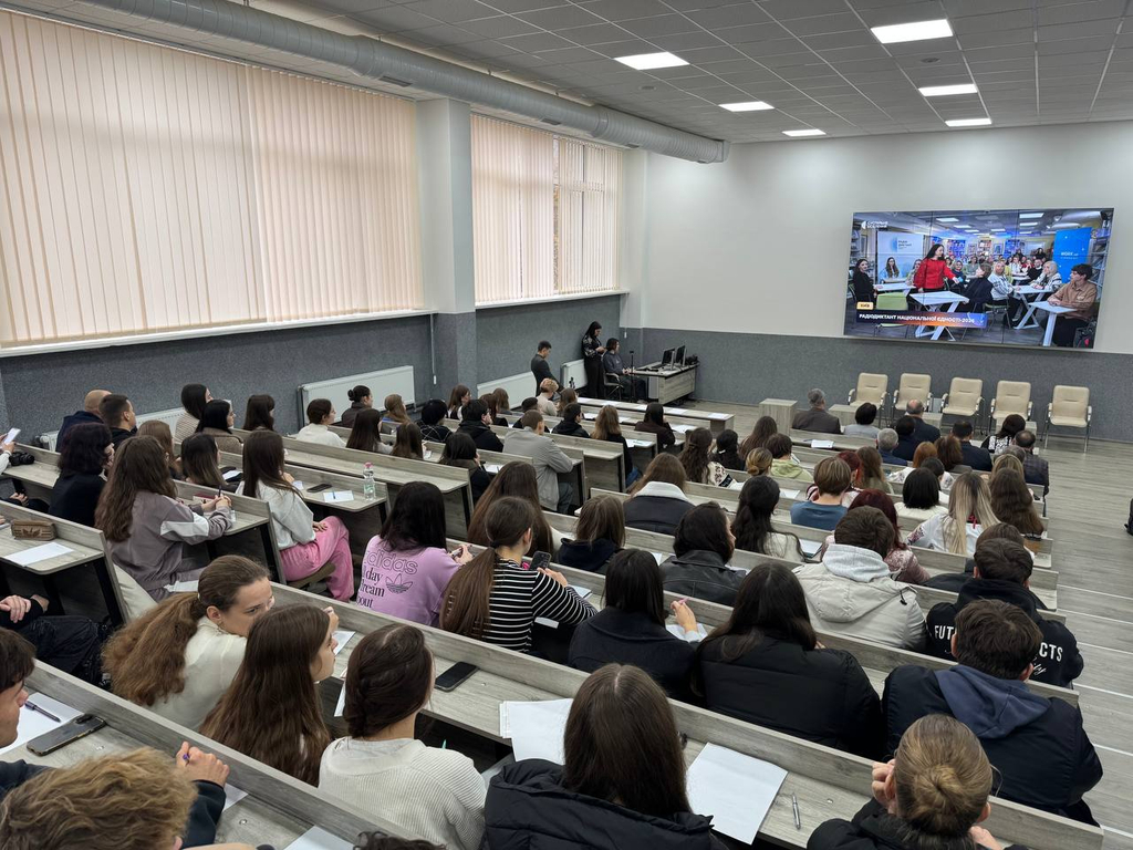 студенти та викладачі пишуть Радіодиктант у КНУВС