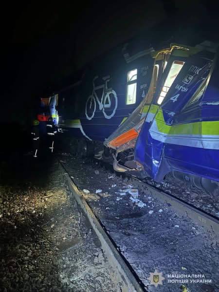 У Львові внаслідок зіткнення дизель-поїзда та електровоза потраждали 8 людей 1