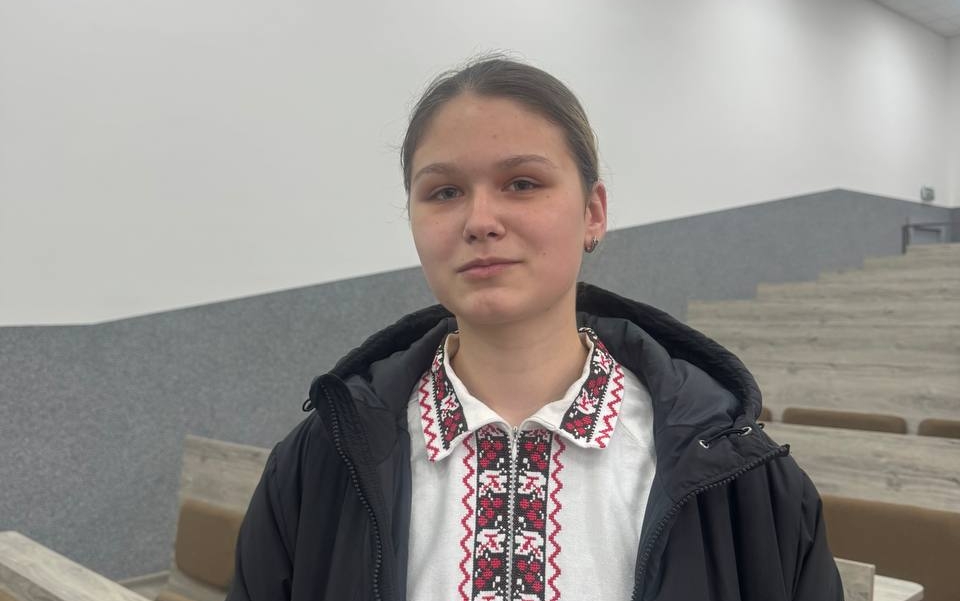 Студентка Вікторія КНУВС на Радіодиктанті.