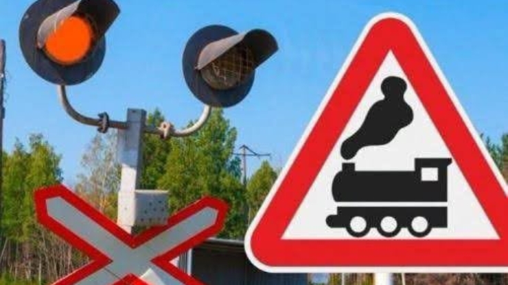 Біля Калуша потяг збив мотоцикл, який водій залишив на колії