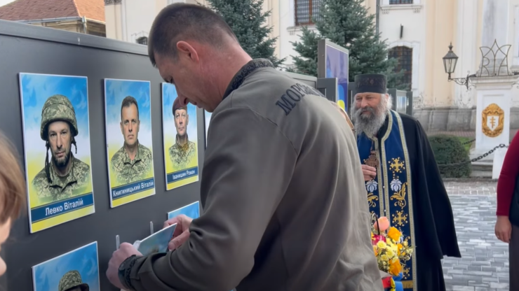 У Городенці звільнений з полону захисник Роман Заліщук зняв своє фото з Алеї віри та надії