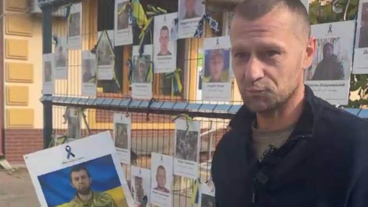 Звільнений з полону Андрій Симотюк зняв своє фото зі "Стіни надії" у Коломиї