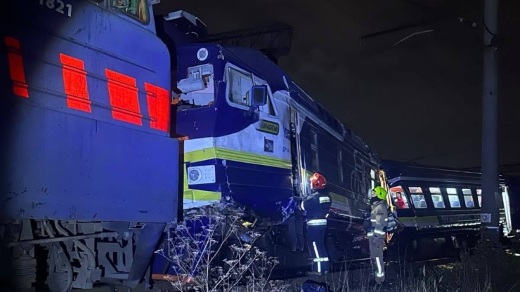 У Львові внаслідок зіткнення дизель-поїзда та електровоза потраждали 8 людей